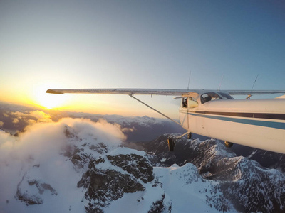 飞机飞越美丽的加拿大景观, 在一个充满活力和丰富多彩的日落。在加拿大不列颠哥伦比亚省温哥华附近拍摄