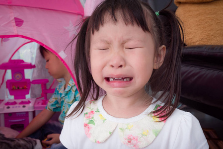 小的亚洲女孩哭图片