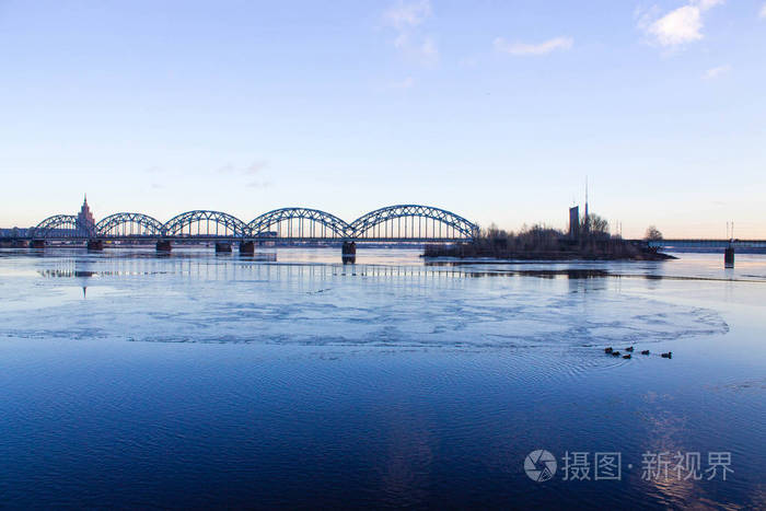 日落光桥和里加河