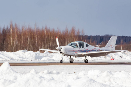 冬天在机场的小型飞机