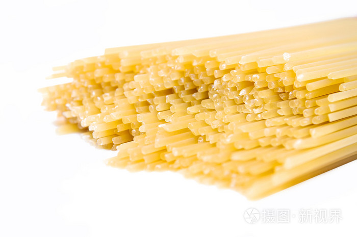 在白色背景上的长面条