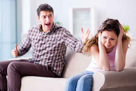 年轻的家庭,在破碎的关系概念照片