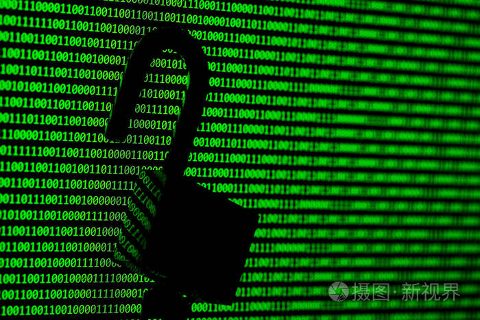 黑客的概念.计算机二进制代码和挂锁.在黑色背景上的绿色文本