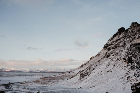 冰岛 Stokksnes 下雪的风景前面有一座积雪覆盖的山。