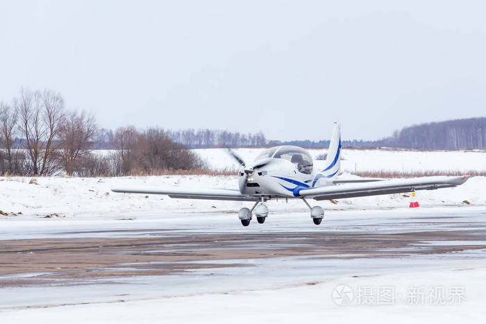 冬天在机场的小型飞机