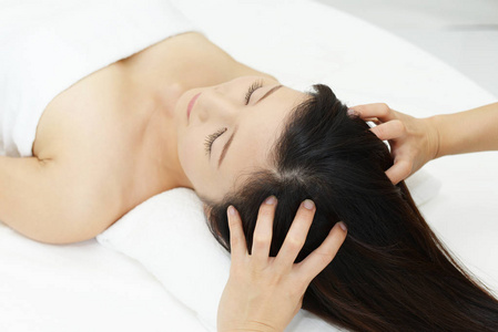 spa 美容的女人接受头部按摩照片