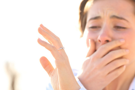 女人后建议看一枚订婚戒指