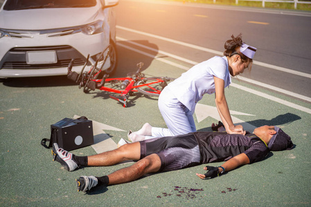 女护士帮助紧急 Crp 对骑脚踏车的人，在一次事故