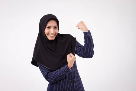 自信的坚强快乐的微笑成功的穆斯林商业女性;伊斯兰商业妇女工作室