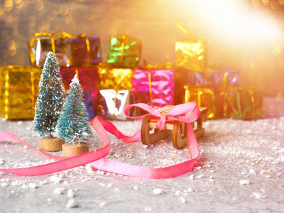 圣诞概念, 玩具圣诞老人雪橇, 在雪地上的礼品盒和模糊散, 空木雪橇
