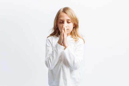 孤立的背景, 与上帝的交流, 甜美和美丽小男孩和女孩, 祷告, 基督徒