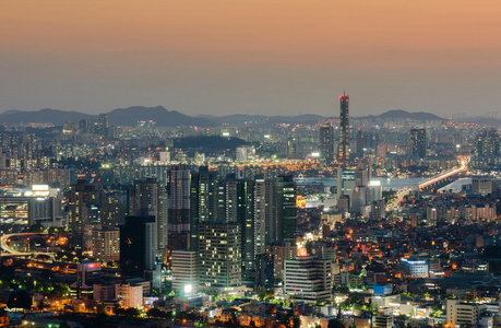 到了晚上，韩国首尔市市中心的天际线