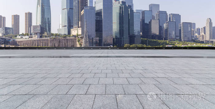 全景天际线和现代商务办公楼用空的路, 空的混凝土方形的地板