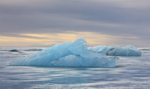 冰山从 jokulsarlon 冰川泻湖漂流在北大西洋在日落, 冰岛.