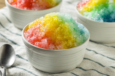 甜自制剃光彩虹夏威夷冰在碗里
