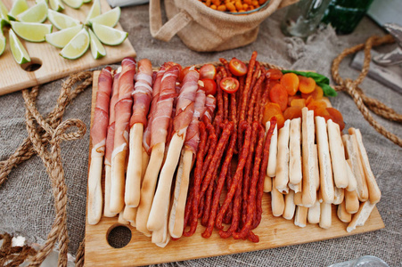 盐渍的枝，火腿和巴伐利亚香肠在木板上