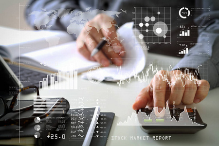 投资者分析股票市场报告和财务仪表板与商业智能 Bi, 与关键绩效指标 Kpi. 商人手工作与财务有关成本和计算器