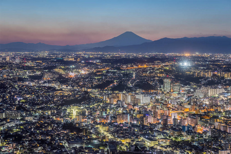 横滨市和富士山在冬天的晚上