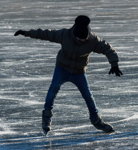 在结冰的湖面上滑冰