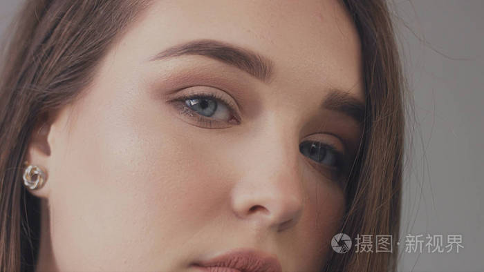 年轻女子蓝眼睛特写