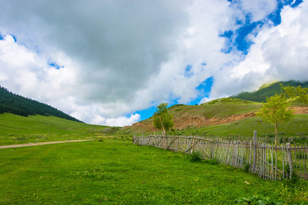 山风景用木栅栏，吉尔吉斯斯坦
