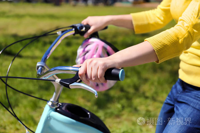 年轻女子骑自行车