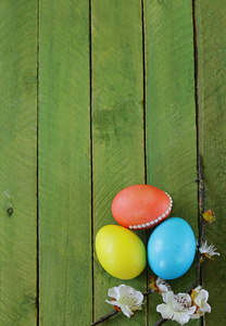 复活节象征多彩画鸡蛋上木制的背景
