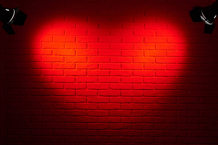 深红色的砖墙墙体心形状的光效应和阴影,抽象背景照片,照明设备照片