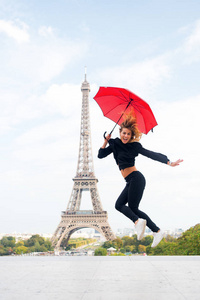 女人跳着时尚的雨伞。快乐的女人在巴黎旅行, 法国。巴黎孤立的白色背景。美丽的女孩看埃菲尔铁塔。旅行和流浪。享受暑假