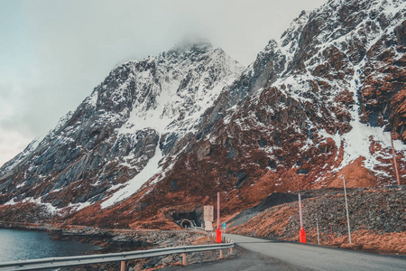 挪威, 罗弗敦群岛的许多隧道之一, 这一在山上