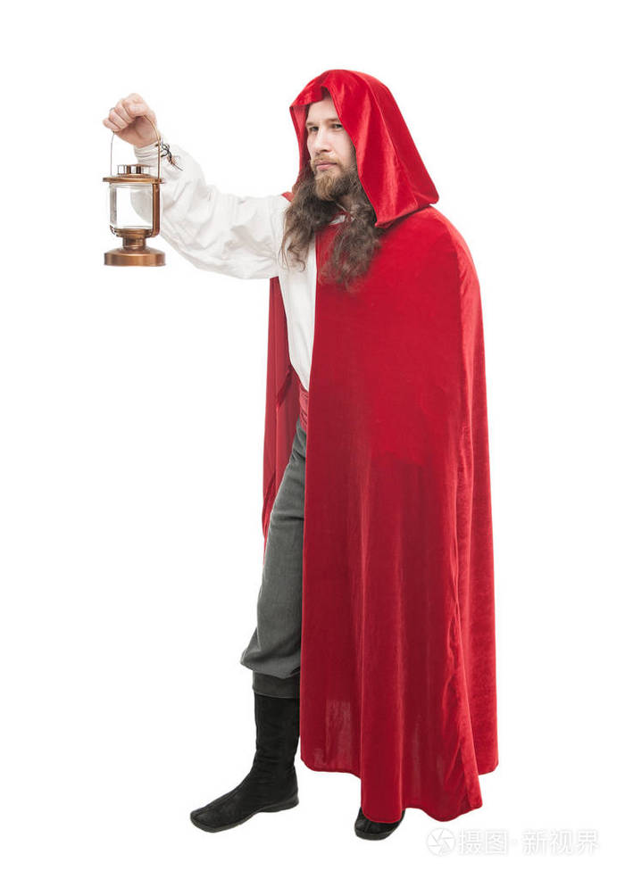 中世纪的人披着斗篷带灯分离