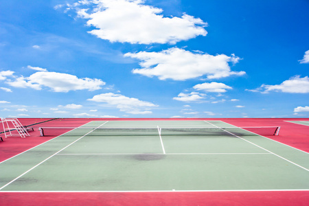 网球法院运动户外与蓝蓝的天空