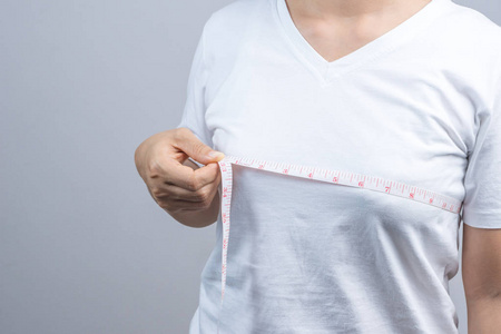 女人测量她的小乳房的大小心脏病发作.美丽的女人感觉胸部疼痛.