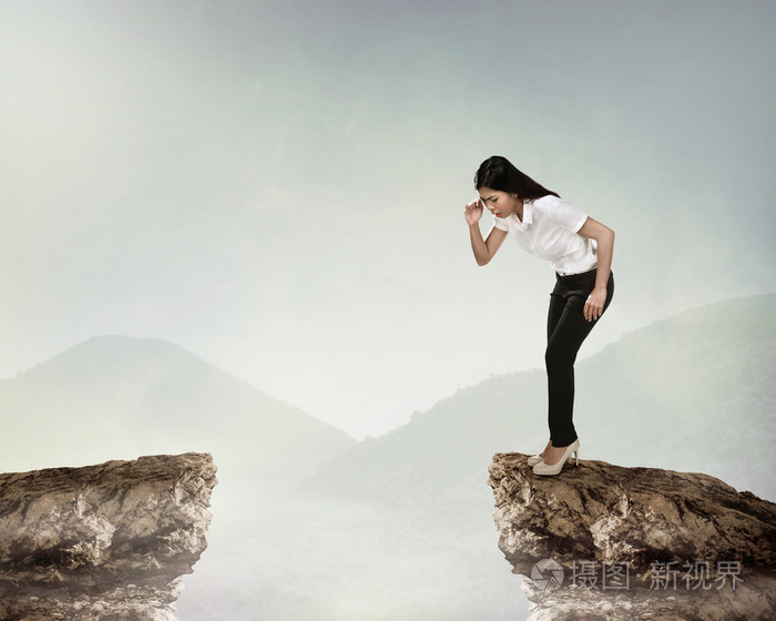 商务人士从悬崖上往下看