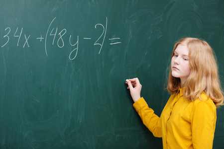 数学课上黑板上的一个女孩