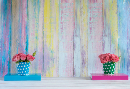 五颜六色的背景与花在篮子在蓝色, 粉红色笔记书。复制空间。婚纱装饰贺卡
