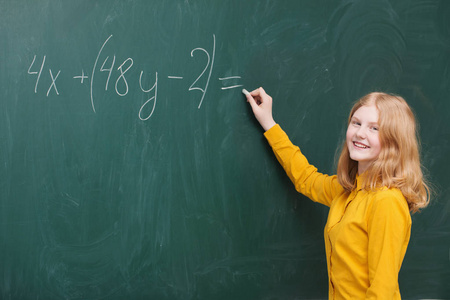 数学课上黑板上的一个女孩图片