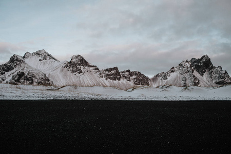 冰岛 Stokksnes 冰雪景观前的黑沙滩