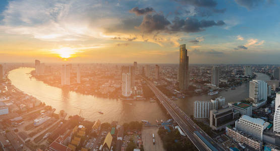 日落天际在河弯曲曼谷城市商业市中心, 城市风光背景, 泰国