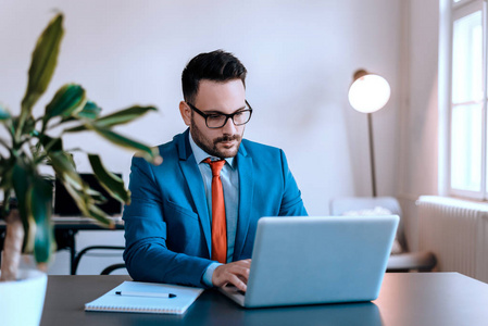 一个胖壮的帅哥图片-一个胖壮的帅哥素材-一个胖壮的帅哥插画-摄图新