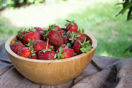 在一个碗中的新鲜草莓