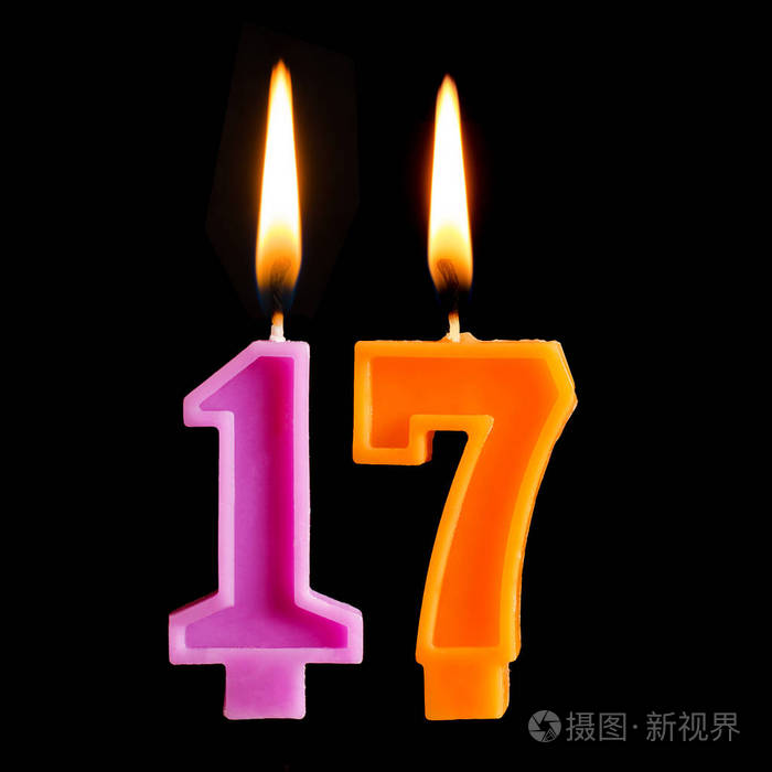 燃烧生日蜡烛的形式17十七图为蛋糕孤立的黑色背景