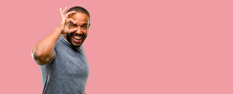 非洲裔美国人的胡子看着相机通过手指在 ok 手势.