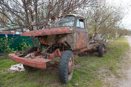 被遗弃的生锈的旧卡车