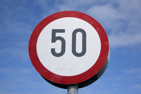 五十交通限速标志照片