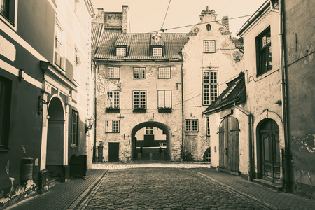 黑白照片的中世纪街道在老里加市