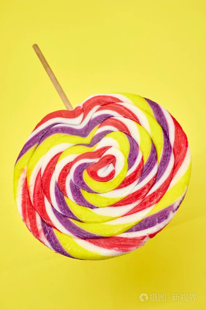 一张棒糖的摄影棚照片