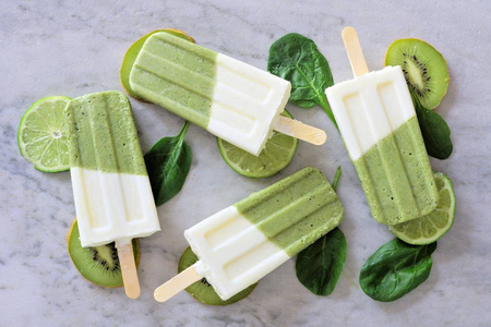 健康的绿色冰沙冰棒, 头顶上的大理石背景视图照片