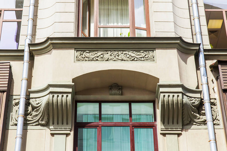 莫斯科, 俄罗斯, 在2018年6月4日。历史建筑周围典型建筑门面的建筑片断