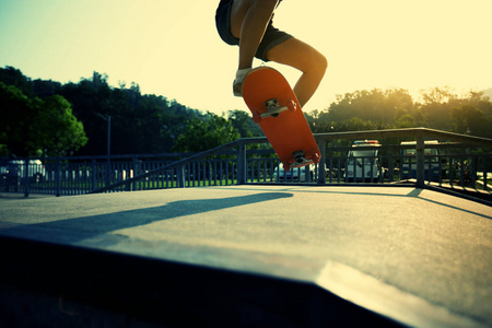 滑板滑板在 skatepark 在夏天晚上